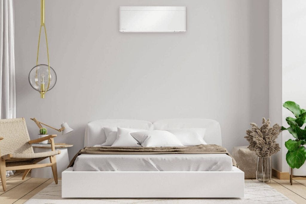 Serwis klimatyzacji — technik PBAC podczas przeglądu